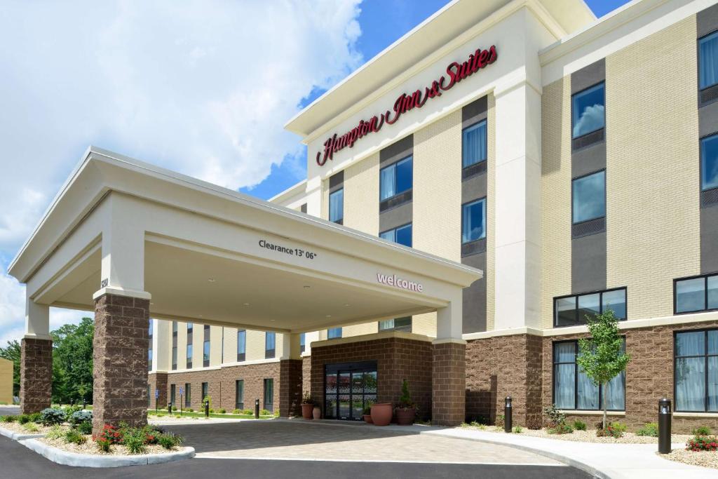 a rendering of the front of a hotel at Hampton Inn & Suites Cincinnati-Mason, Ohio in Mason