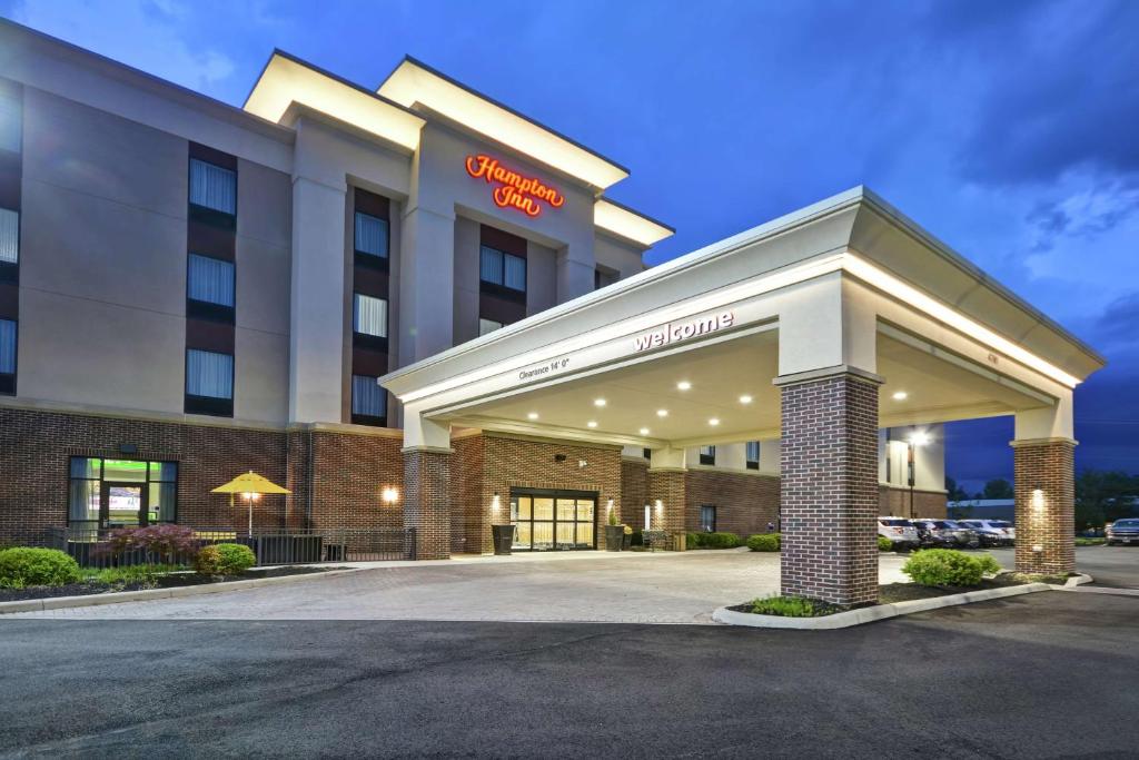 Hampton Inn Blue Ash/Cincinnati, OH في بلو أش: تقديم فندق بالمدخل الأمامي