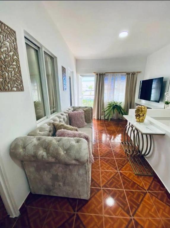 sala de estar con sofá y mesa en Apartamento acogedor en la Union, Valle del Cauca en Lemos