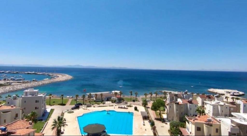 a view of a resort with a swimming pool and the ocean at Didim Parlamenter Villa Denizli Havuzlu in Didim