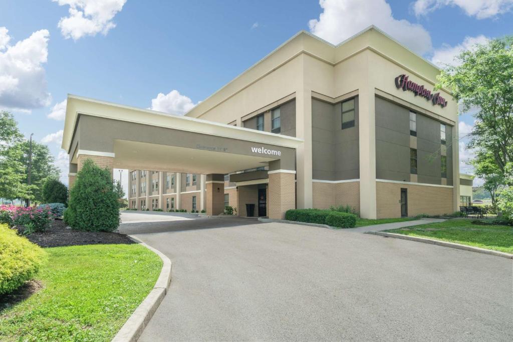 Hampton Inn Corydon في Corydon: مبنى مكتب أمامه ممر