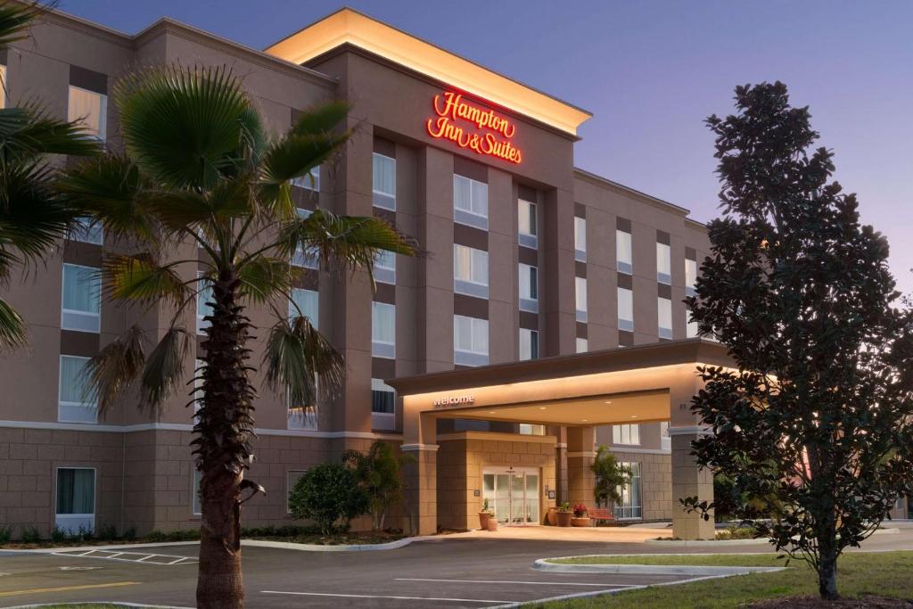 una representación de la entrada a un hotel en Hampton Inn & Suites - DeLand, en De Land