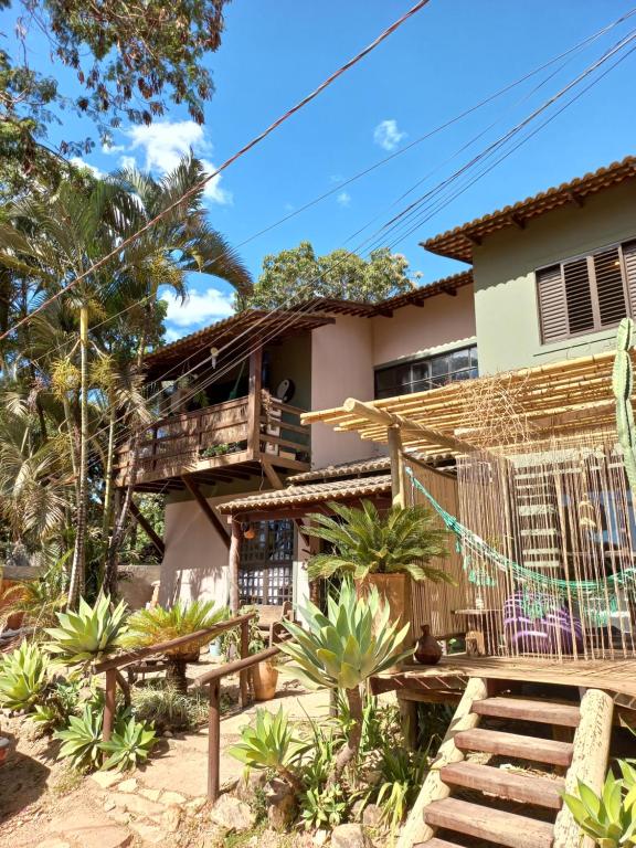 een huis met een balkon ervoor bij Pousada Mundo Dha Lua in Sao Jorge