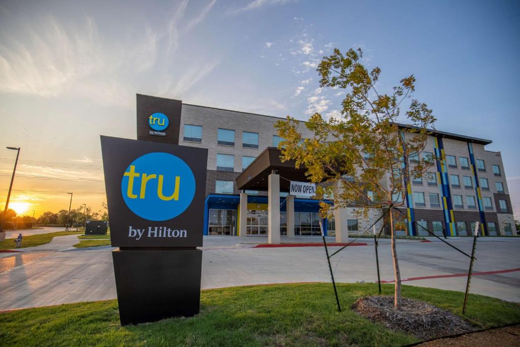 アレンにあるTru By Hilton Allen Dallas, Txの建物前のホテル看板