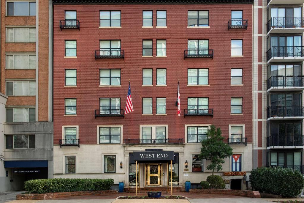 un gran edificio de ladrillo rojo con las palabras "hotel muñeca" en West End Washington DC, Tapestry Collection by Hilton en Washington