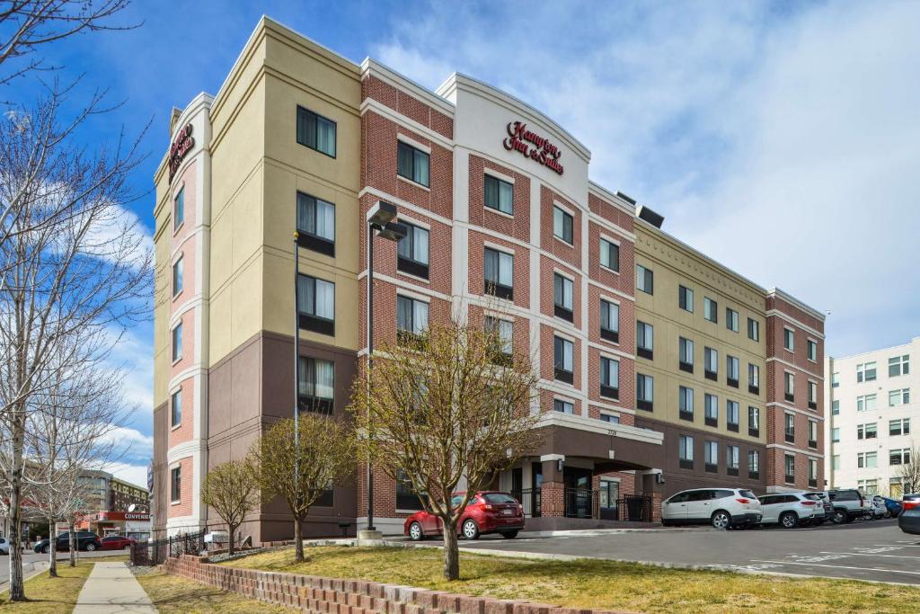 - une séance à l'avant de l'hôtel dans l'établissement Hampton Inn & Suites Denver-Speer Boulevard, à Denver