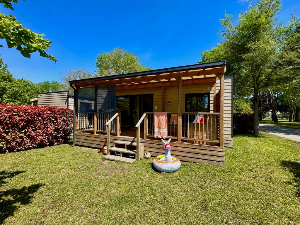 a small cabin on the grass in a park at Estivo Premium Plus mobile homes on Camping Pra delle Torri in Caorle