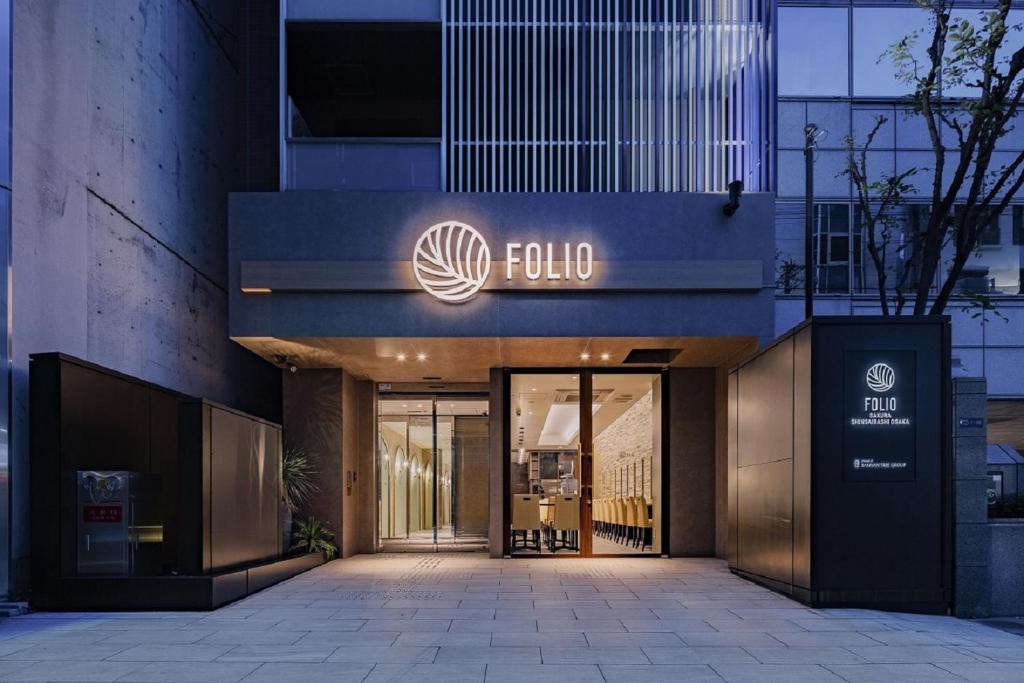 um edifício com uma placa na frente dele em Folio Sakura Shinsaibashi Osaka by Banyan Group em Osaka