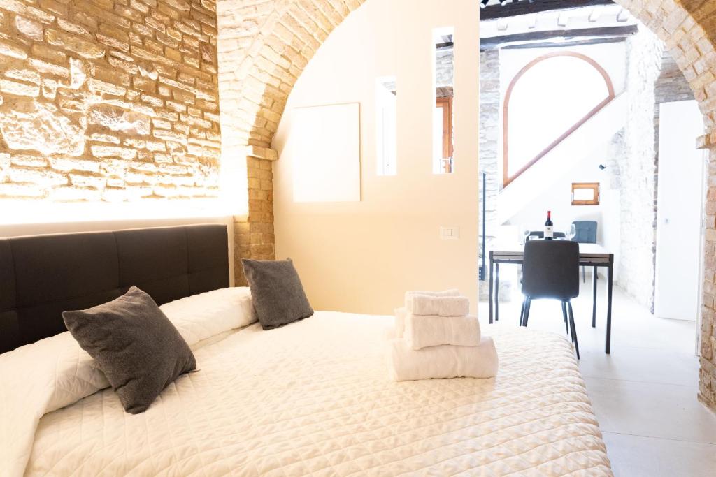 Postel nebo postele na pokoji v ubytování [Loft Rustico] in Centro Storico