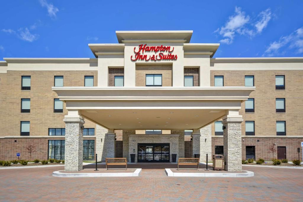 una representación de la parte delantera de una posada y suites hampton en Hampton Inn & Suites Detroit/Warren en Warren