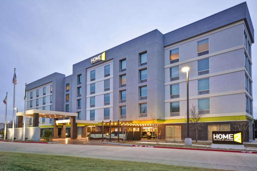 ein Hotel mit einem Wohnhaus in der Unterkunft Home2 Suites By Hilton Dallas North Park in Dallas