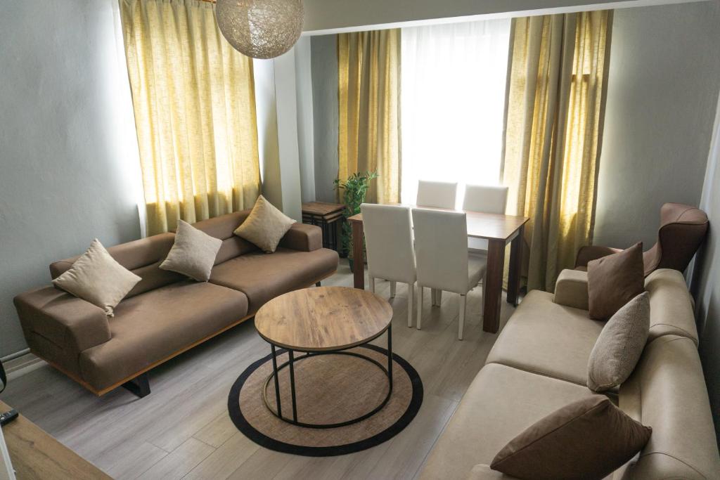 een woonkamer met een bank en een tafel bij Platine Apartments in Istanbul
