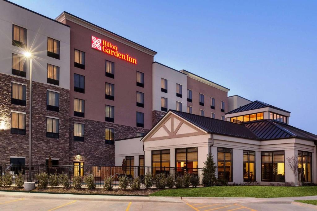 wykonanie przedniej części hotelu w obiekcie Hilton Garden Inn Denison/Sherman/At Texoma Event Center w mieście Sherman