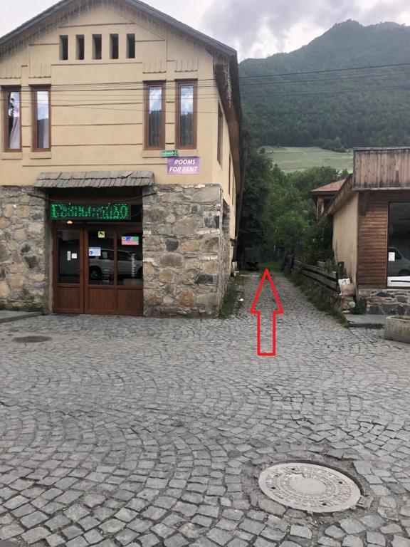 Nespecifikovaný výhled na hory nebo výhled na hory při pohledu z penzionu