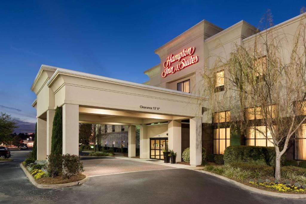 una vista frontal de un hotel con un cartel en Hampton Inn & Suites Dothan, en Dothan