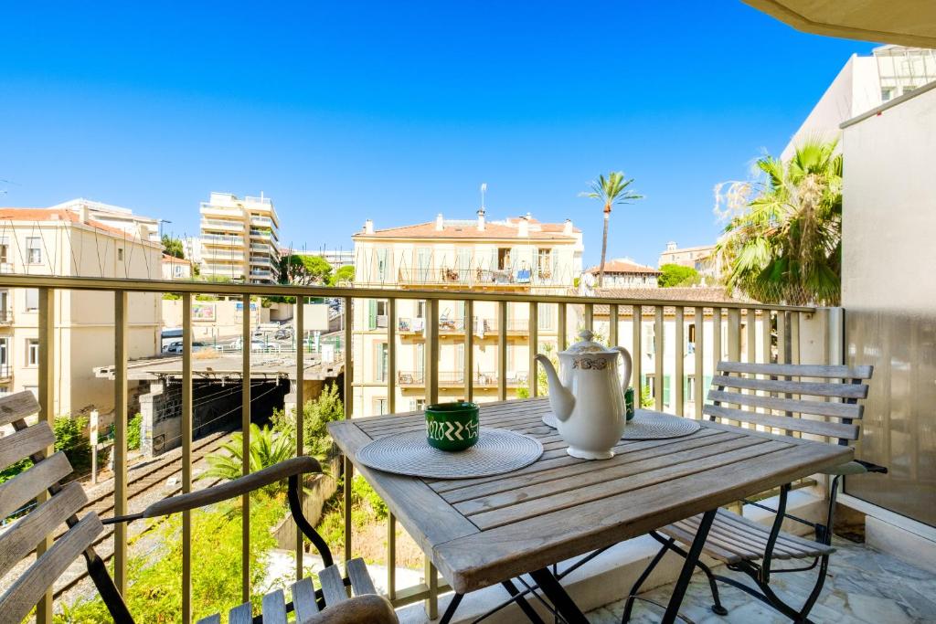 - une table sur un balcon avec vue sur la ville dans l'établissement Appartement centre Cannes, à Cannes