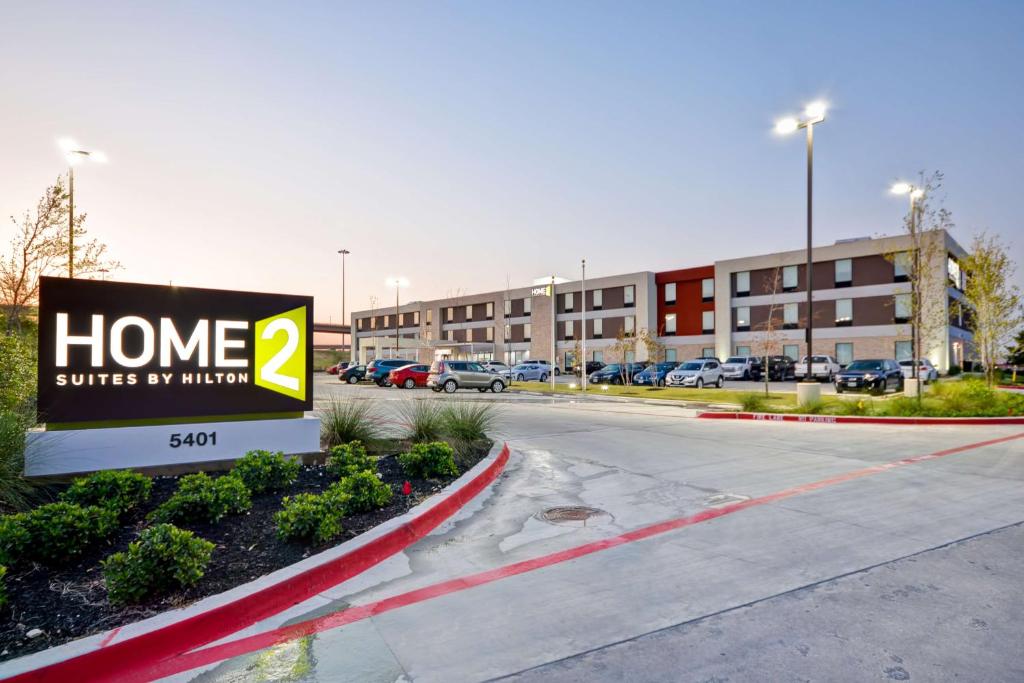Home2 Suites By Hilton Fort Worth Southwest Cityview في فورت وورث: علامة في موقف للسيارات أمام المبنى