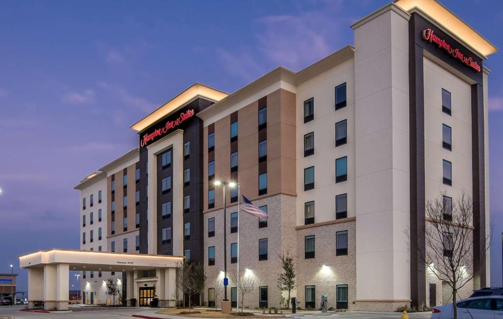 eine Darstellung eines Hotels in der Unterkunft Hampton Inn & Suites Dallas-The Colony in The Colony