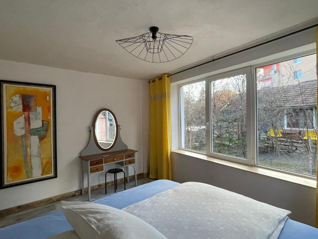 Ένα ή περισσότερα κρεβάτια σε δωμάτιο στο Art Apartments Govora Cluj