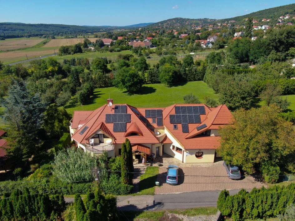 una vista aérea de una casa con paneles solares en su techo en Casa Ninfea Panzió, en Cserszegtomaj