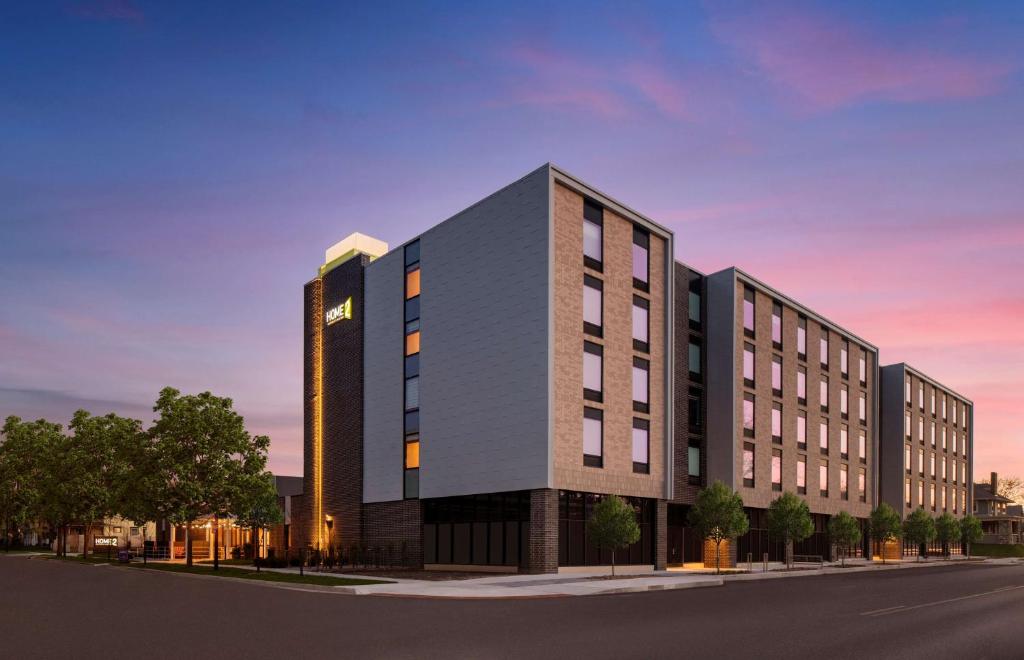 un rendimiento arquitectónico de un edificio en Home2 Suites by Hilton Des Moines at Drake University en Des Moines