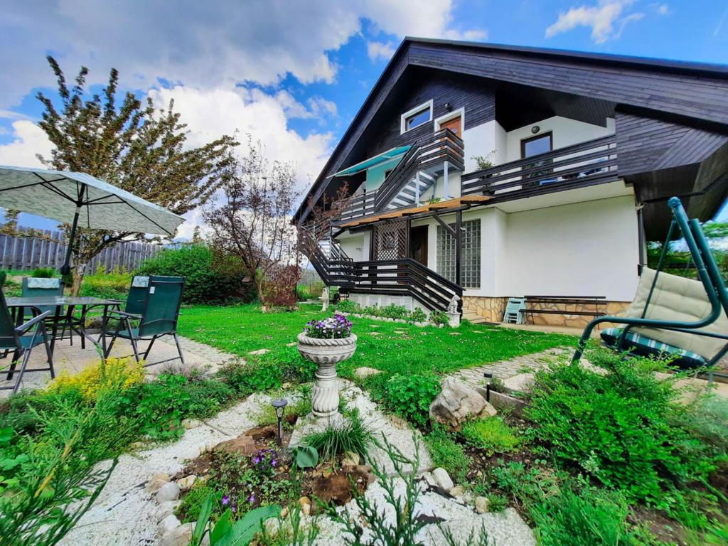 O grădină în afara Deerwood-Large Villa relax with castle view