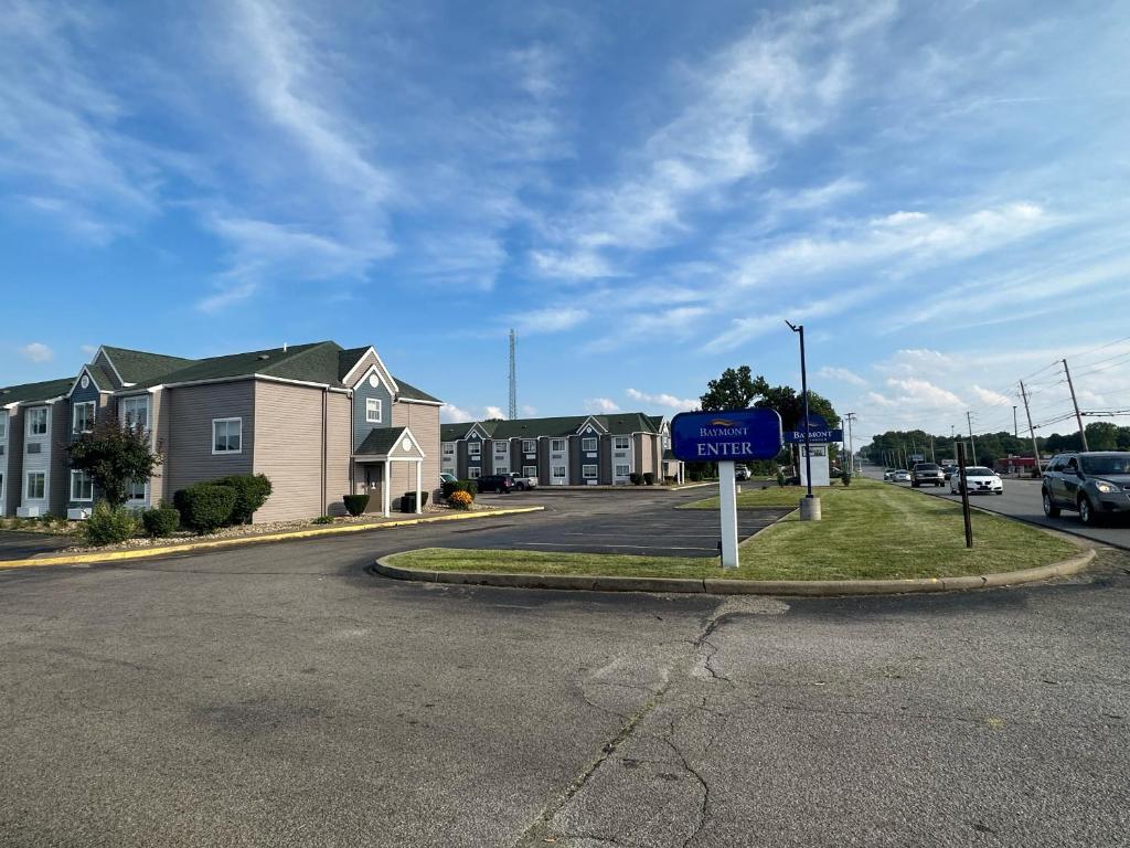 a street with a blue sign in front of houses at Baymont by Wyndham Boardman in Boardman