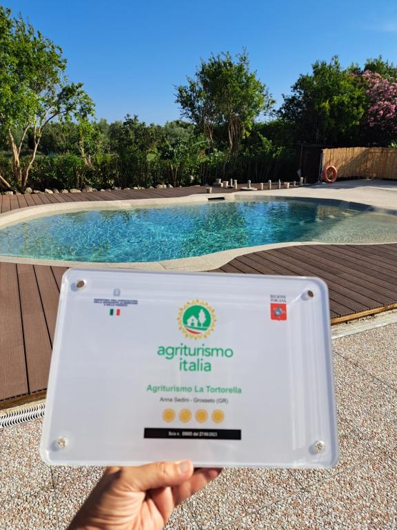 Bazén v ubytovaní Agriturismo La Tortorella alebo v jeho blízkosti
