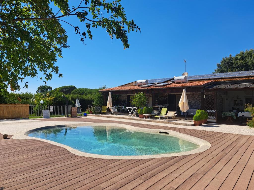 Bazén v ubytovaní Agriturismo La Tortorella alebo v jeho blízkosti