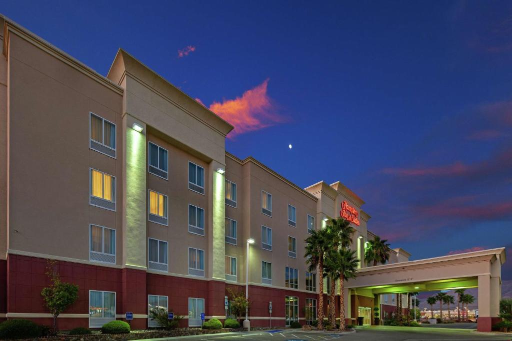 una rappresentazione di un hotel di notte di Hampton Inn & Suites El Paso West a El Paso