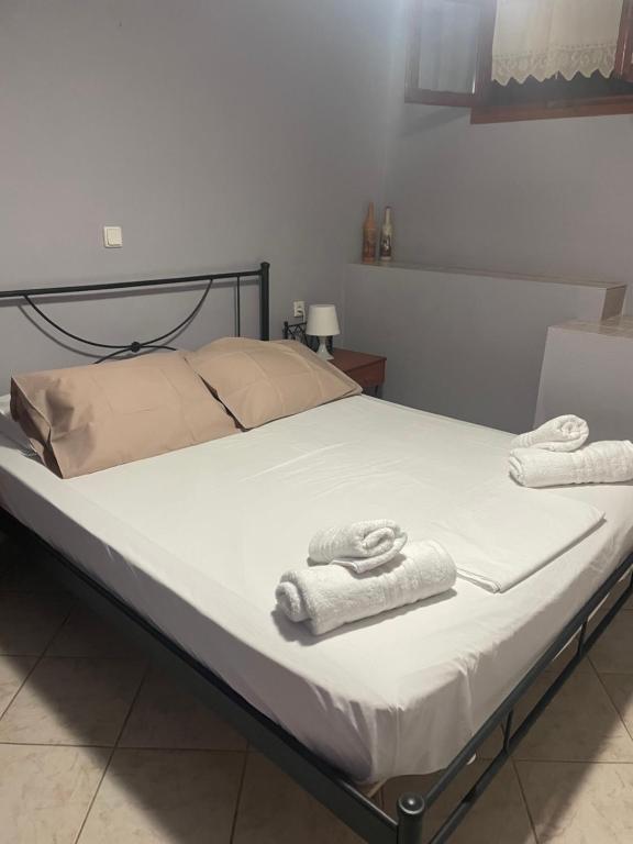 een bed met handdoeken bovenop bij Alice Apartment in Ayia Evfimia