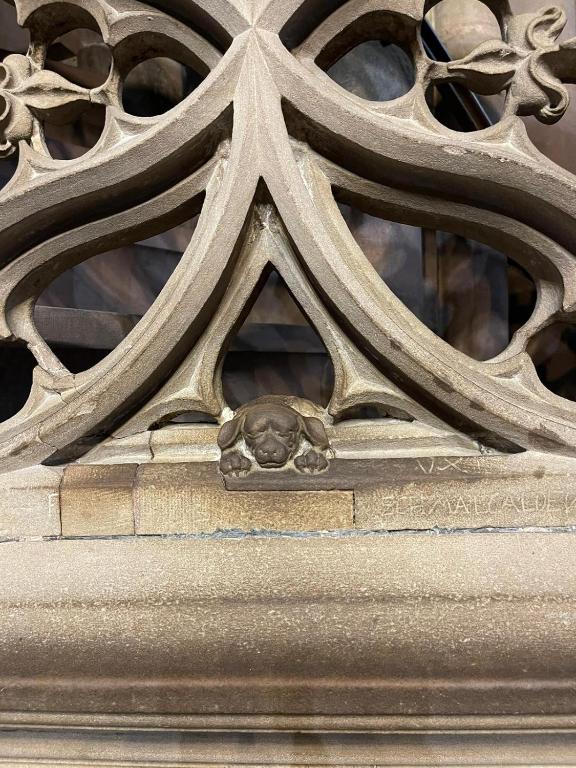 une statue d'un chien couchant sur le côté d'un bâtiment dans l'établissement Appartement chaleureux Orangerie, à Strasbourg