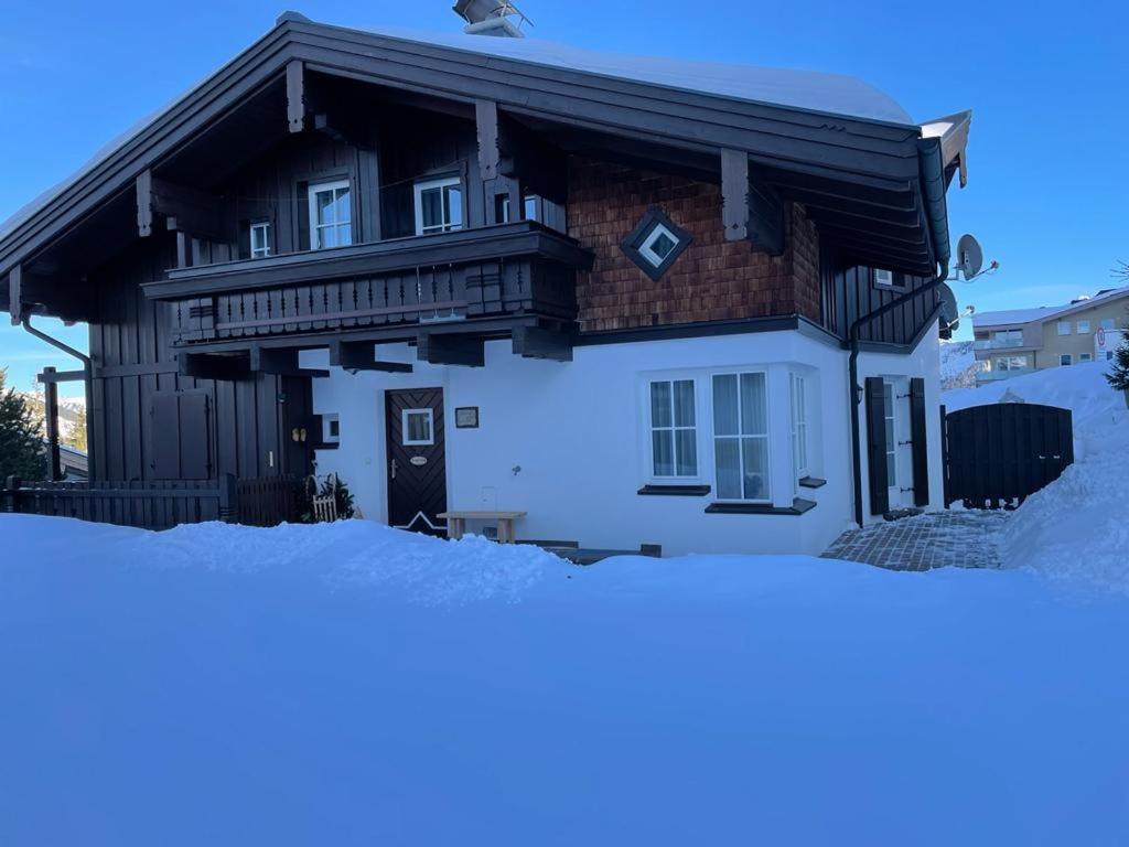 dom ze śniegiem przed nim w obiekcie Brandner Astn w mieście Krimml