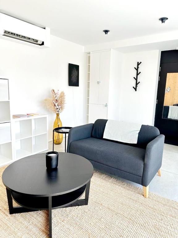 uma sala de estar com um sofá e uma mesa em Penthouse GuiZa em Namur