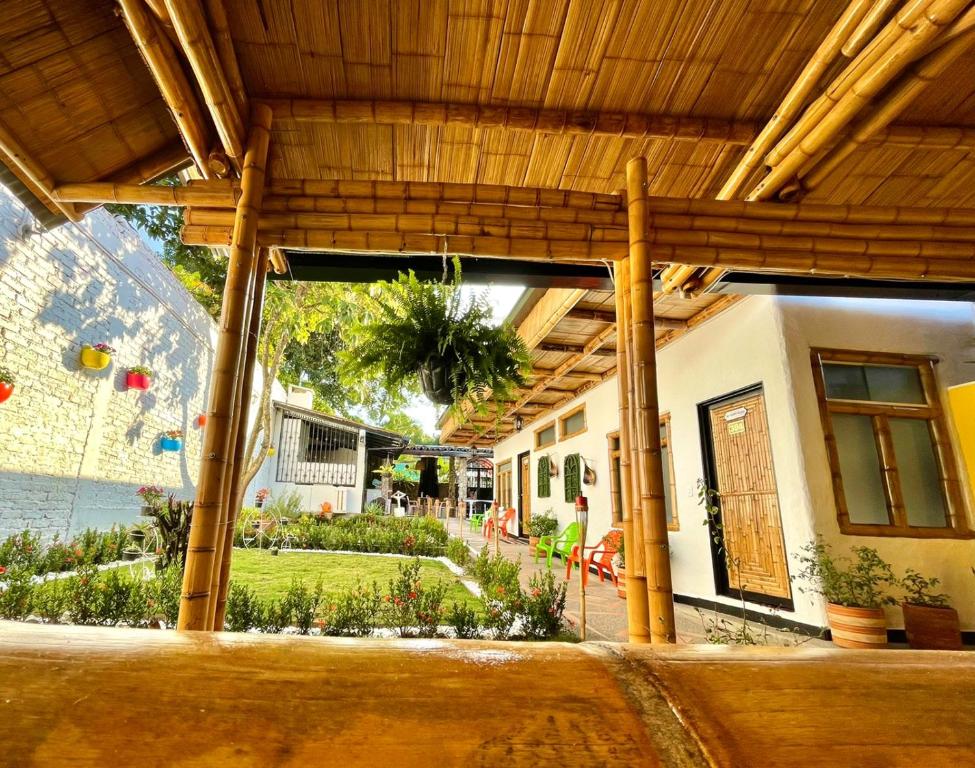 uma casa com um telhado de madeira e um quintal em Casa Gabriel Rivera em Rivera