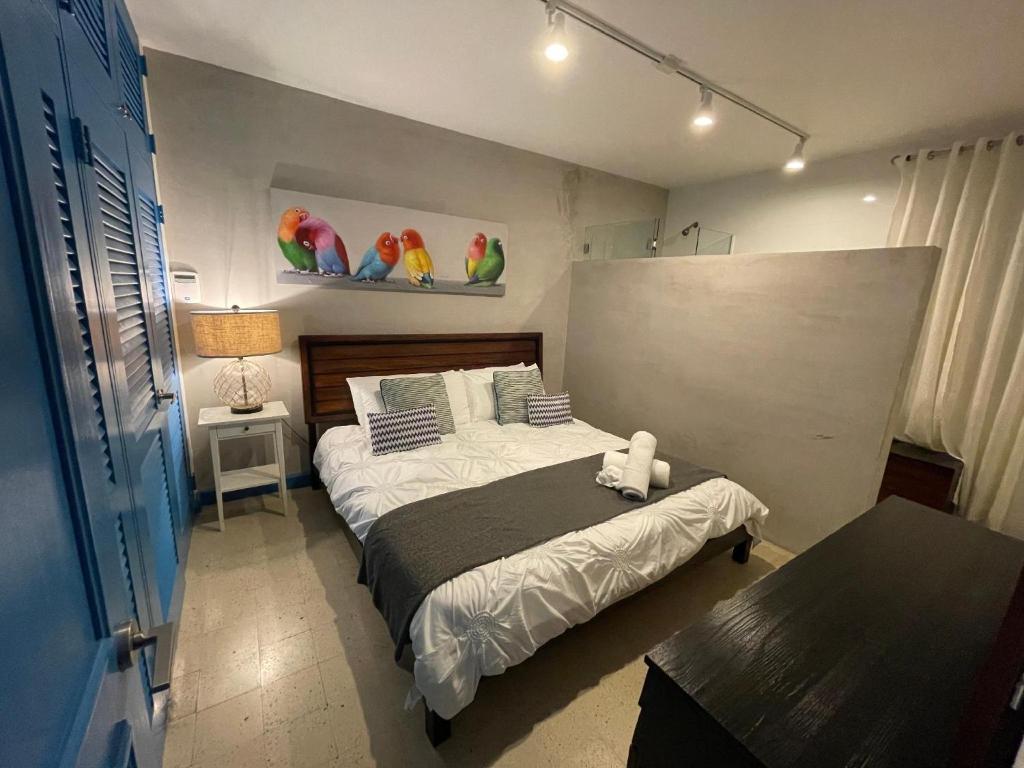 um quarto com uma cama com pássaros na parede em P0 - Walk To The Beach - 4br4br - 1113 Piccioni em San Juan