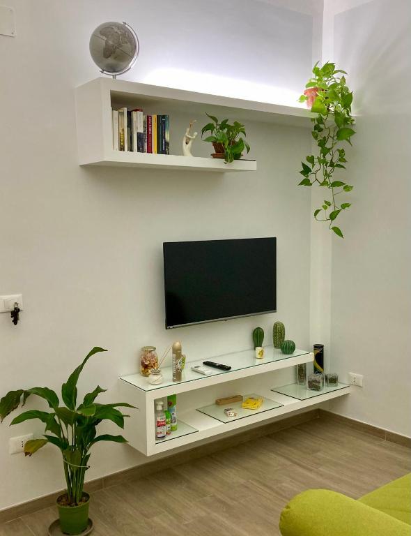Hotel Casa Semplice, a living room with a tv on a white wall at Casa Semplice in Taranto