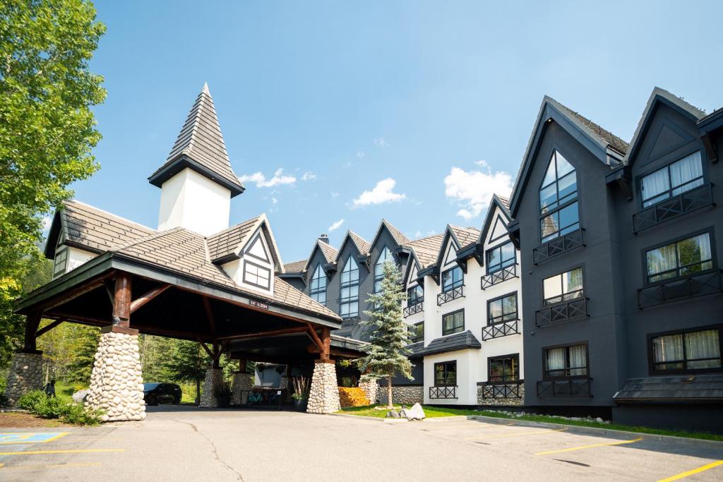 un gran edificio blanco y negro con cenador en MTN House By Basecamp en Canmore