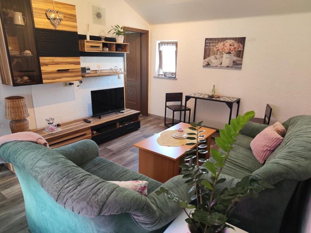 sala de estar con sofá y mesa en Ferienwohnung Lay, en Hirschaid