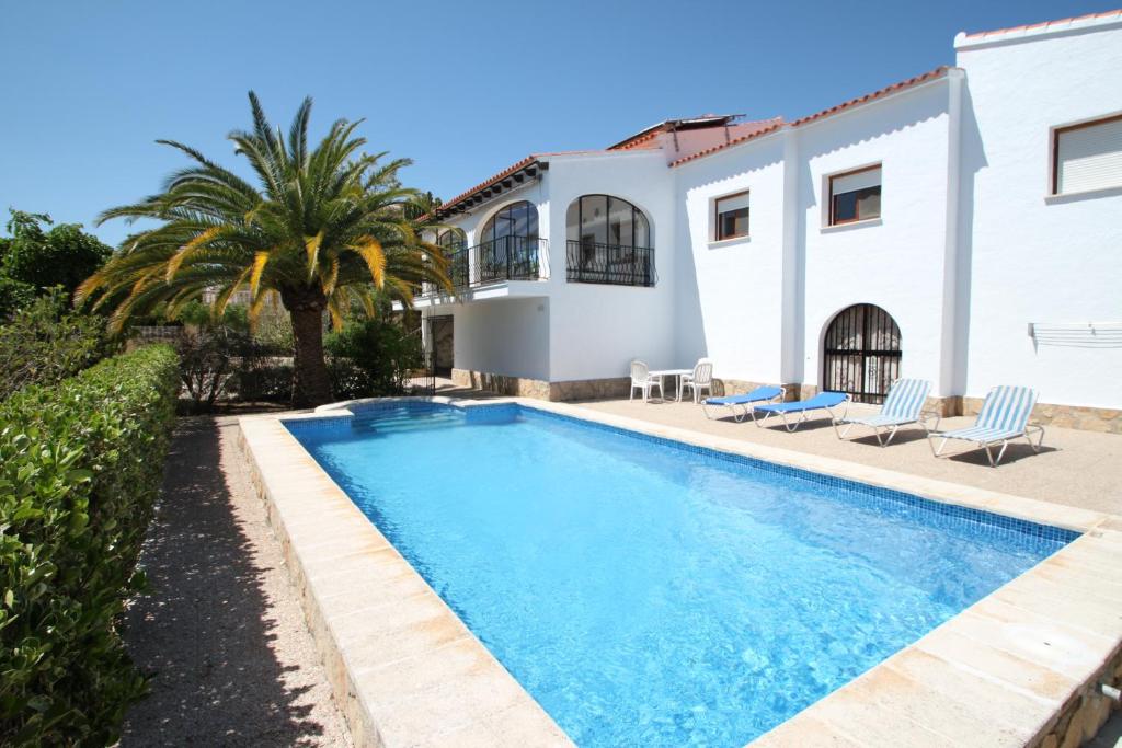 eine Villa mit einem Pool und einem Haus in der Unterkunft Sara - sea view villa with private pool in Calpe in Calpe
