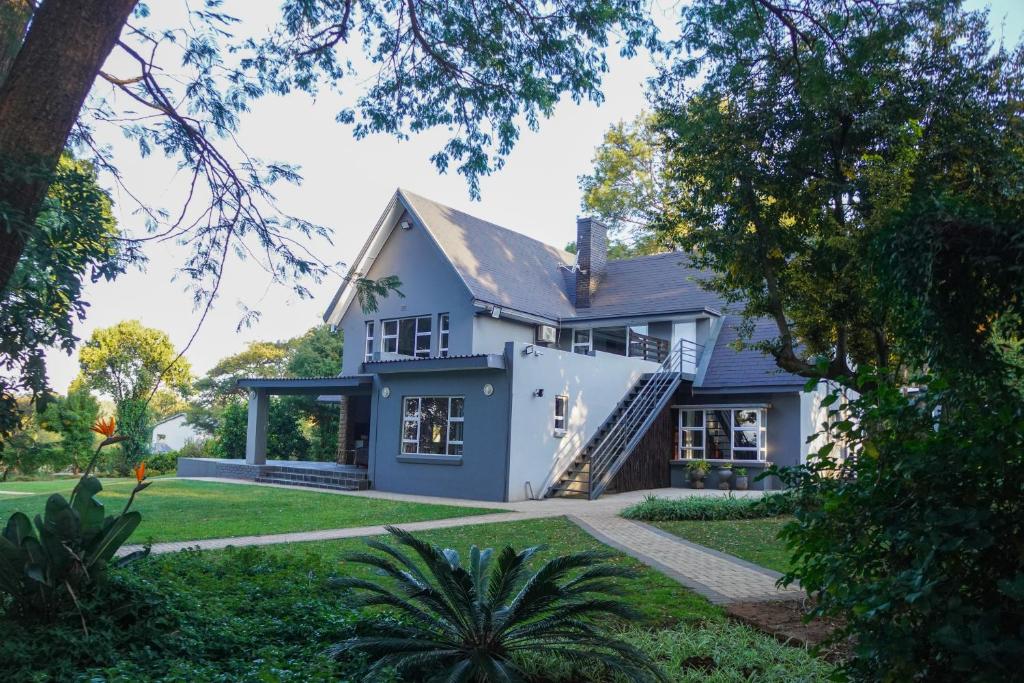 una casa con facciata blu e bianca di e11even Boutique Bed & Breakfast a Newcastle