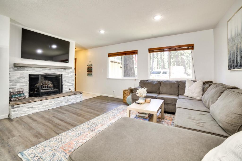 sala de estar con sofá y chimenea en Pet-Friendly South Lake Tahoe Vacation Rental!, en South Lake Tahoe