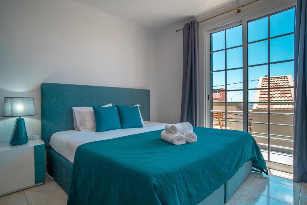 una camera da letto con un letto con un orsacchiotto sopra di Casa de Praia no Paul do Mar a Paul do Mar