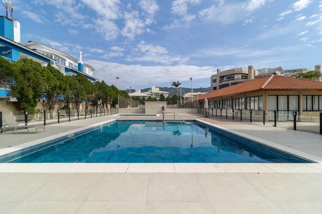 uma piscina no meio de um edifício em Apto com sacada a poucos metros da praia VIN202 em Florianópolis