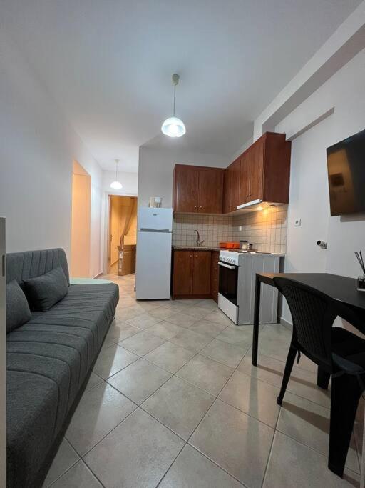 uma sala de estar com um sofá e uma cozinha em Αγρίνιο κέντρο ΔΣ A2 em Agrinio