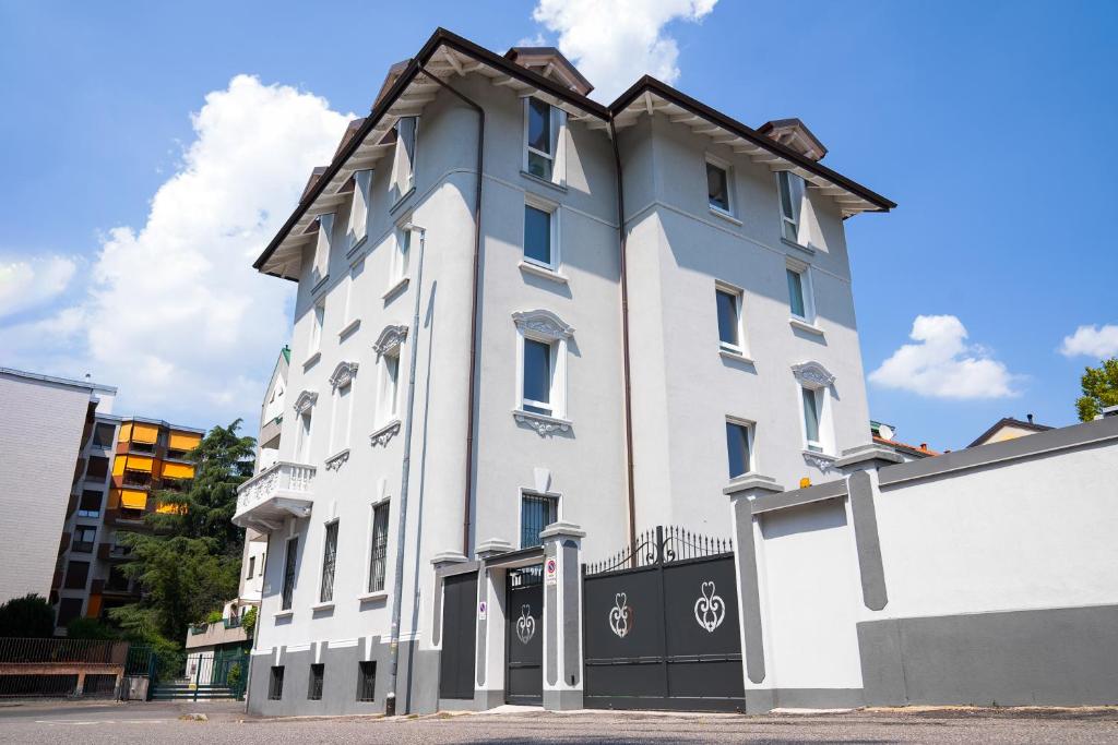 un grand bâtiment blanc avec une porte noire dans l'établissement Villa Tosati, à Monza