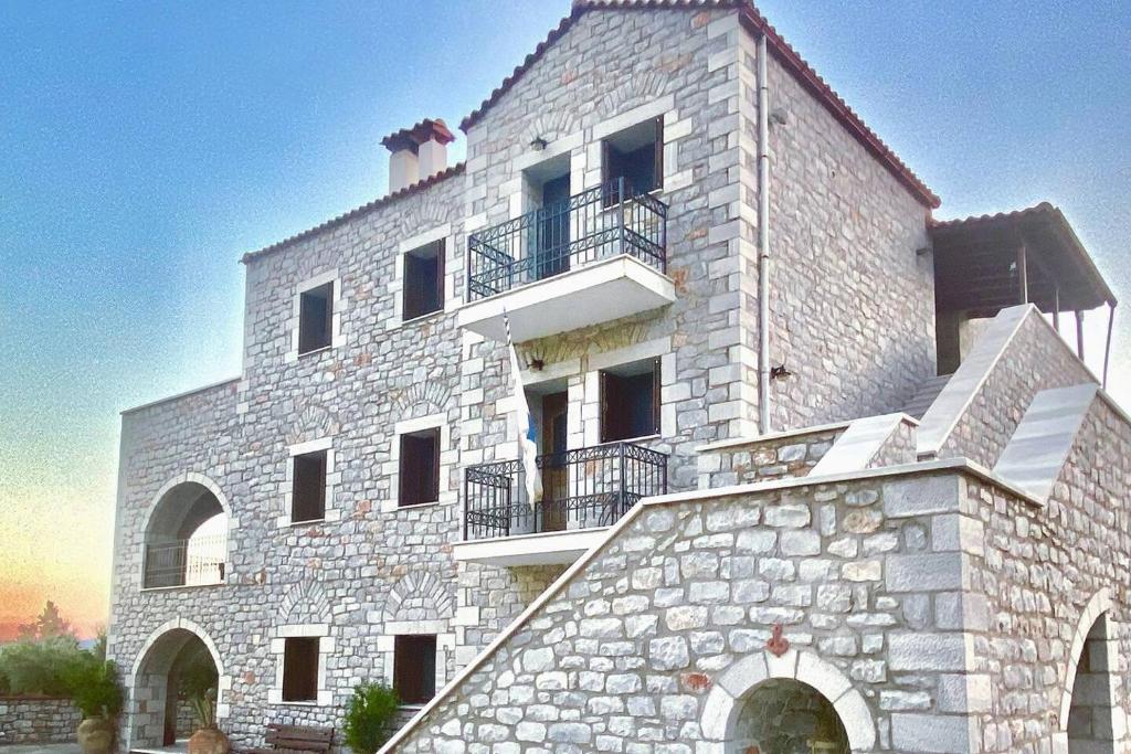 - un grand bâtiment en pierre avec un balcon dans l'établissement Casa SanGiorgio, 