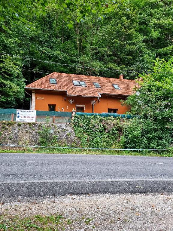 The building in which the holiday home is located