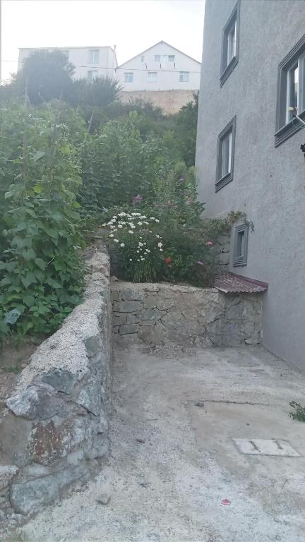 a stone retaining wall next to a building at HAMSİKÖY cennet in Macka
