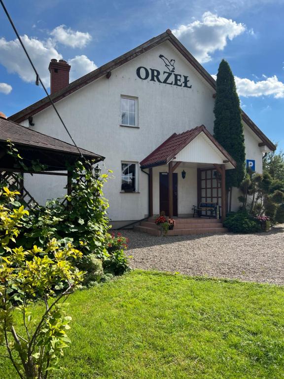 un edificio blanco con un cartel que diga un solo ale en Motel Orzeł, en Szczecinek